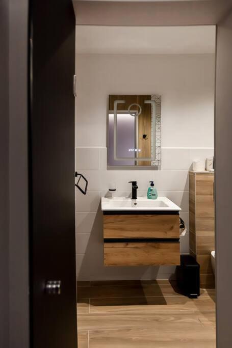 Very Spacious & Modern 3Bed Near Airport & Centre Szófia Kültér fotó